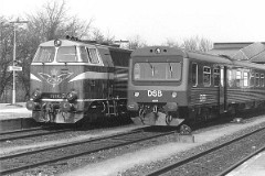 DSB MZ 1426 (type II) and MR 4001 photographed at the railwaystation in Fredericia 5. May 1978.  The MZ class (type I and II) was purchased from 1967 to 1970 in a number of 26. Only a few of these engines remain in service by DSB - most are now sold to other companies. MZ 1426 was put in service in 1970. Withdrawn from service in 2000 and in 2005 sold to a compagnie in USA. Built by NOHAB and Frichs. Dieselelectric. Co'Co'. 2270 kW - 3300 hp. Max speed 143 km/h - 89 mph. Length 20 800 mm. Weight 116,5 metric tonnes.